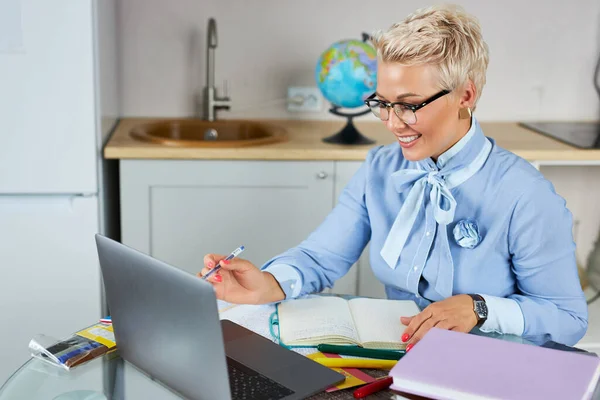 Przyjemna praca korepetytora na laptopie, prowadzenie lekcji online — Zdjęcie stockowe