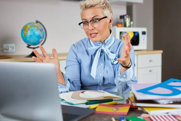 Schocked indignant lärare är missnöjd med eleverna — Stockfoto