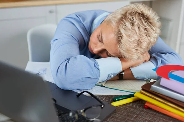 Joven caucásico maestro mujer cansado a enseñar en línea — Foto de Stock