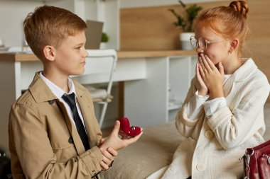 Tatlı çocuk ve kız evlenecekler.