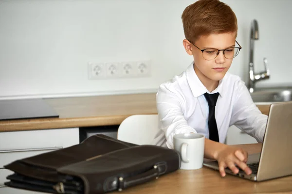 Klein Kaukasisch jongen werk op laptop thuis — Stockfoto