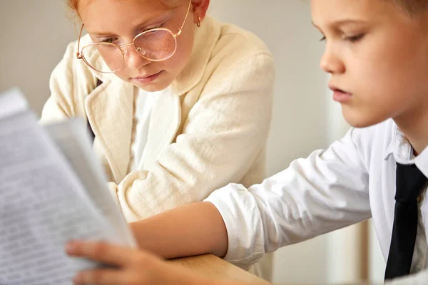 Amigable pareja de niños se comportan como adultos, resolver problemas de trabajo juntos — Foto de Stock