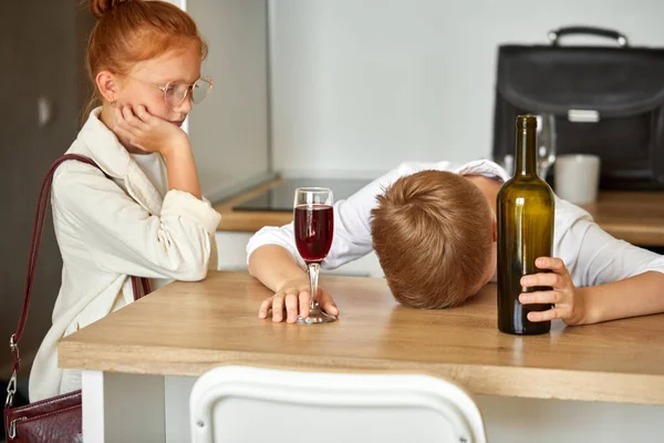 Alkoholizm dziecięcy. mały chłopiec pijący alkohol w domu — Zdjęcie stockowe