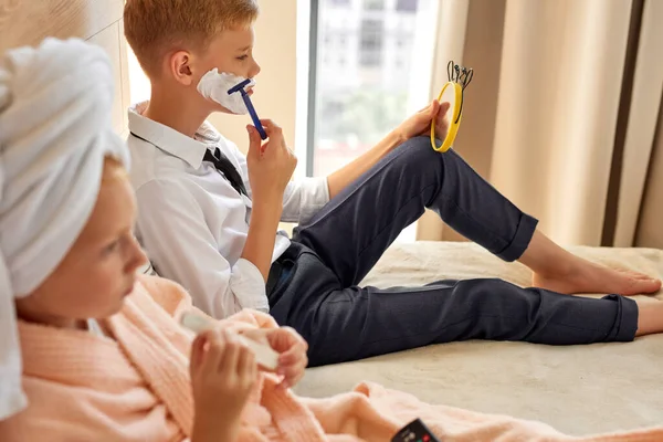 Hermosos niños en casa por la mañana —  Fotos de Stock