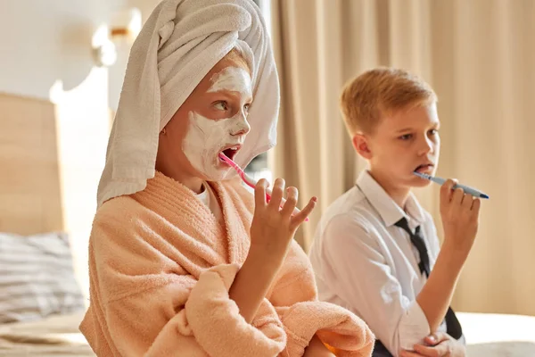 Niños somnolientos pareja cepillarse los dientes por la mañana en la cama —  Fotos de Stock