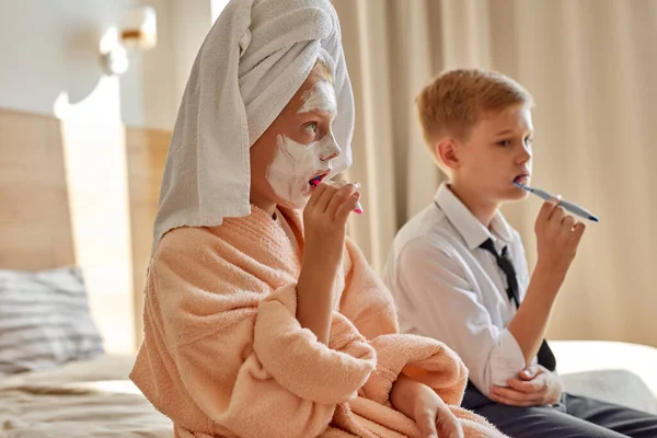 Niños relajados comienzan el día juntos, cepillarse los dientes —  Fotos de Stock