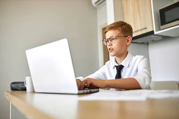 Маленький хлопчик проводить онлайн-конференцію через веб-камеру — стокове фото