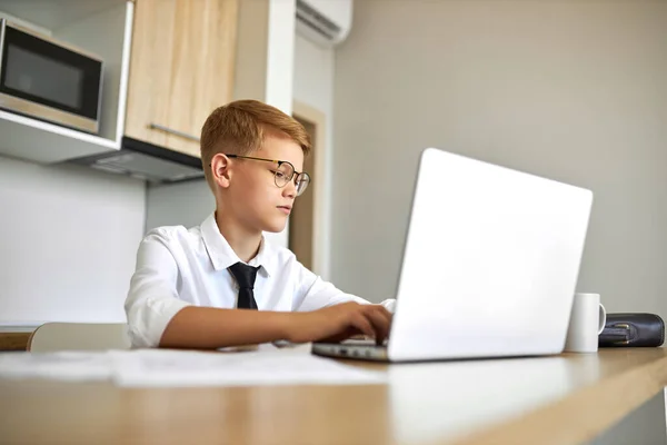 Молодой бизнес-мальчик работает из дома с помощью ноутбука — стоковое фото