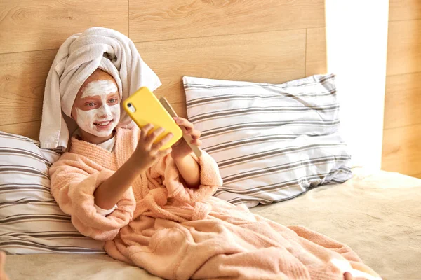 Adorable caucásico niño chica tomar selfie en cama —  Fotos de Stock