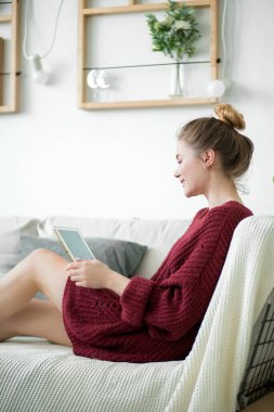 Tabletini tutan harika bir kızın yan görüntüsünü kapat.