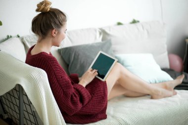 Oturma odasındaki kanepede yatan kadın. Arka plan fotoğrafını kapat