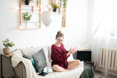 Üniversitelerden hediye. Doğum günü hediyesi olan çekici bir kadın.