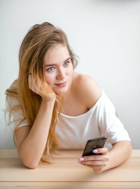 Ciddi kız bir telefon görüşmesi yapıyor.