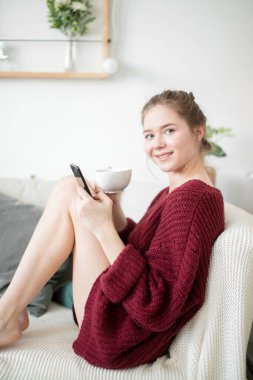 Yan görüş fotoğrafını kapat. Genç ve güzel bayan fotoğraflara göz atıyor.