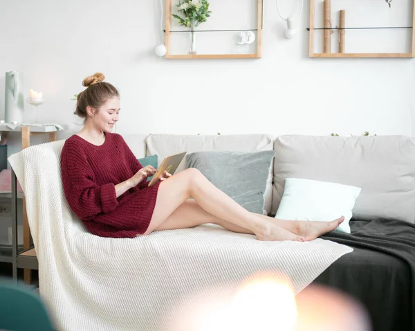 Genç mutlu kız yeni bir tablet aldığı için çok mutlu.