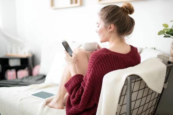 Rückseite Foto. eine Hausfrau, die einem Freund beim Frühstück eine SMS schreibt — Stockfoto