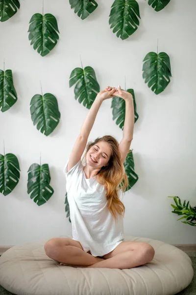 A mulher alegre acorda de manhã. menina encantadora se levanta em casa. — Fotografia de Stock