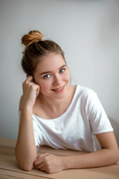 Ein positives Mädchen mit Haarschopf, das in die Kamera blickt — Stockfoto