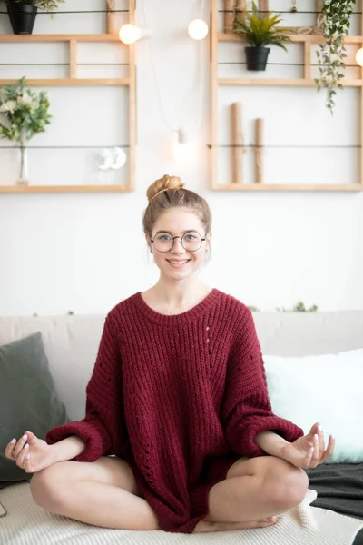 Uma menina alegre em óculos gosta de ioga. conceito de meditação. vida saudável. — Fotografia de Stock