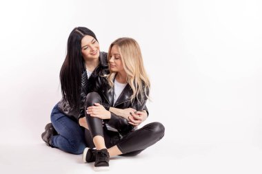 İki hoş arkadaş birbirini özledi.