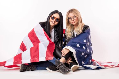 Oldukça çekici bir Amerikalı ve beyaz kız yerde yankılanıyor.