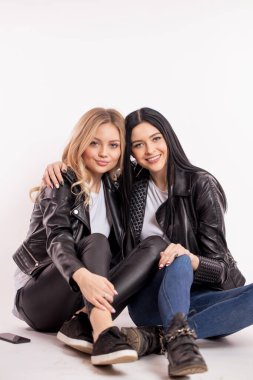 İki havalı öğrencinin sıkı dostluğu.