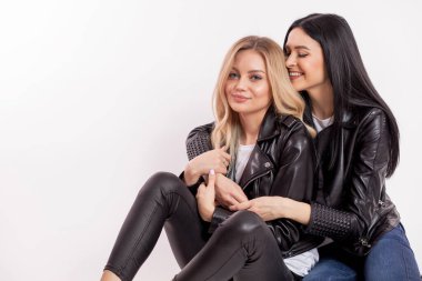 Kahkaha atan esmer, en iyi arkadaşına sarılıyor.