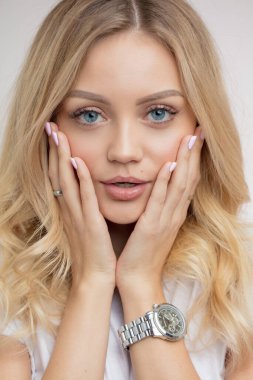 Çekici kız soyulduktan sonra sağlıklı tenini seviyor..