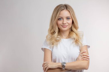 Hoş bir gülümsemesi olan büyüleyici sarışın manken.