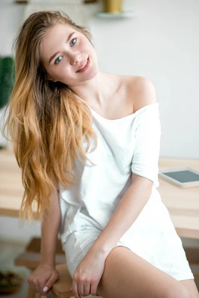 Uma menina sexy com cabelo longo e luxuoso — Fotografia de Stock