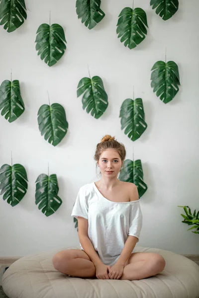 Retrato de uma menina bonita relaxando em um sofá de conforto — Fotografia de Stock