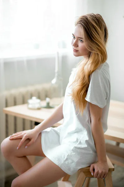 긴 흰색 티셔츠를 입은 귀엽고 사려 깊은 여성 — 스톡 사진