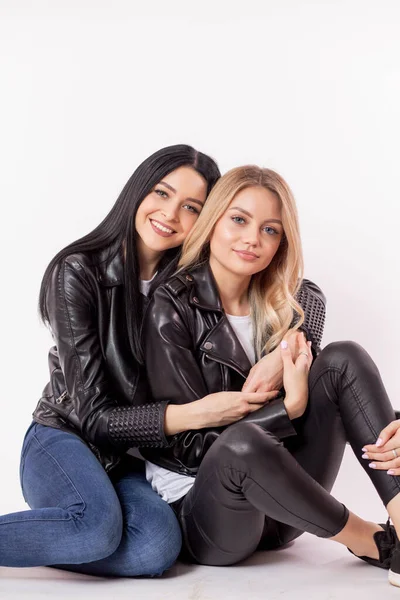 Mooie brunette en blond zijn warme vrienden — Stockfoto