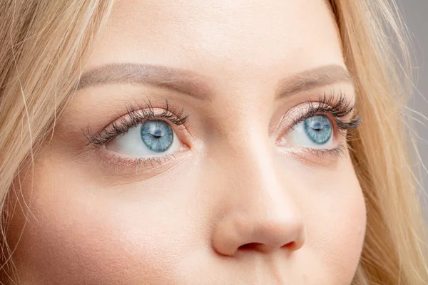 Linda menina loira atraente com olhos azuis mágicos — Fotografia de Stock