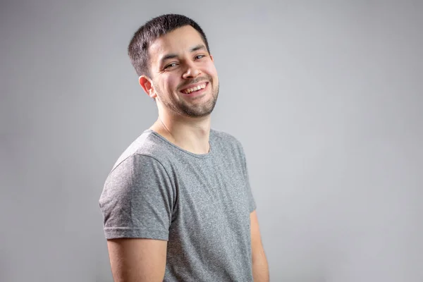 Um menino de rua rindo em agrey t-shirt — Fotografia de Stock