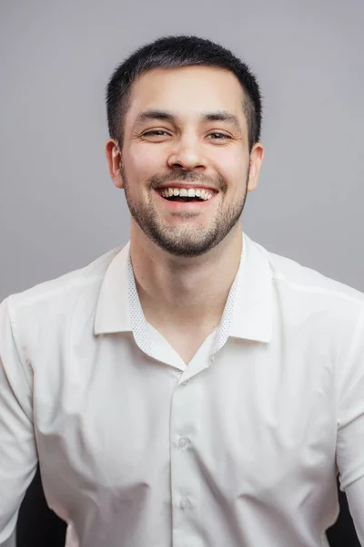 Un trabajador de oficina riendo vestido formalmente — Foto de Stock