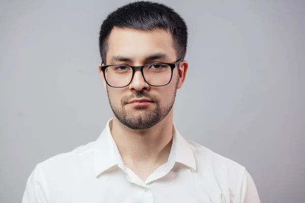 Un joven empresario exitoso y serio con gafas — Foto de Stock