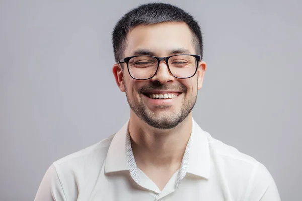 Een lachende man in formele kleren — Stockfoto