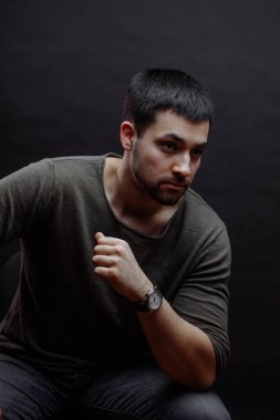 Ciddi görünümlü, güçlü, vahşi bir adamın portresi.