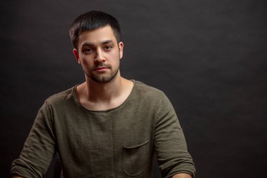 Kahverengi saçlı ve güzel kahverengi gözlü yakışıklı bir adam.