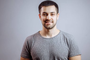 Gri tişört giyen çekici, vahşi, sakallı adam. spor hayranı.