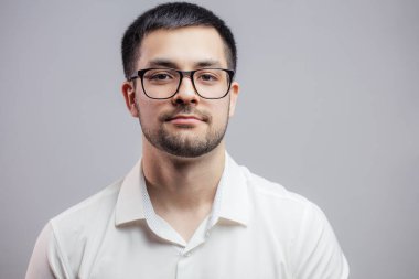 Bıyıklı ve sakallı yakışıklı bir öğrenci.