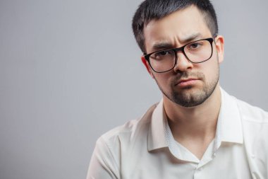 Gözlüklü, acınası sakallı bir adam. Boşluğu kopyala