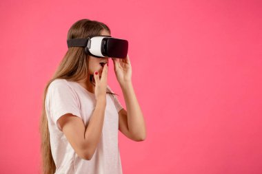 Duygusal kızın yan görünüm fotoğrafı