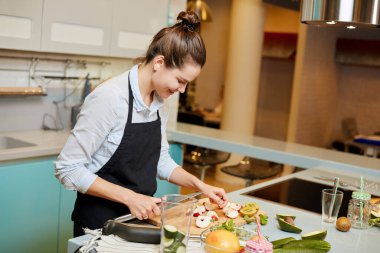 Pozitif kız salata için yemek hazırlıyor.