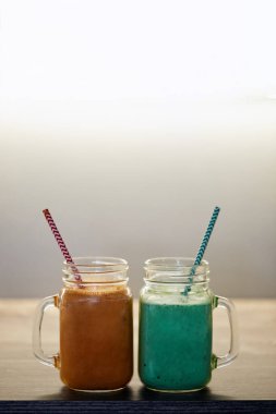 Bir çift için iki taze kokteyl.