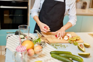 Kesilmiş fotoğrafı kapat. Dişi elmaları kaseye koyacak.