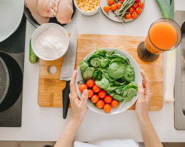 Üst görüntü. Kadın elleri sebze servis edecek.
