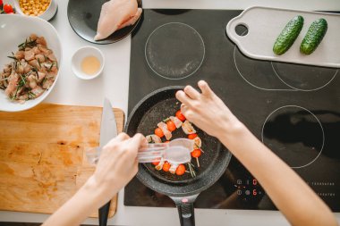 Lezzetli çerez. Üst manzara. Dişi, et ve domatesle kızartılmış kanepe.