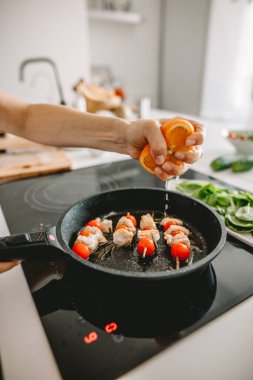 Yaratıcı ev hanımı yiyeceğe lezzet katıyor.